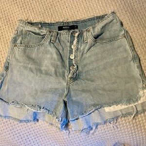 Hudson light wash jean shorts size 27
